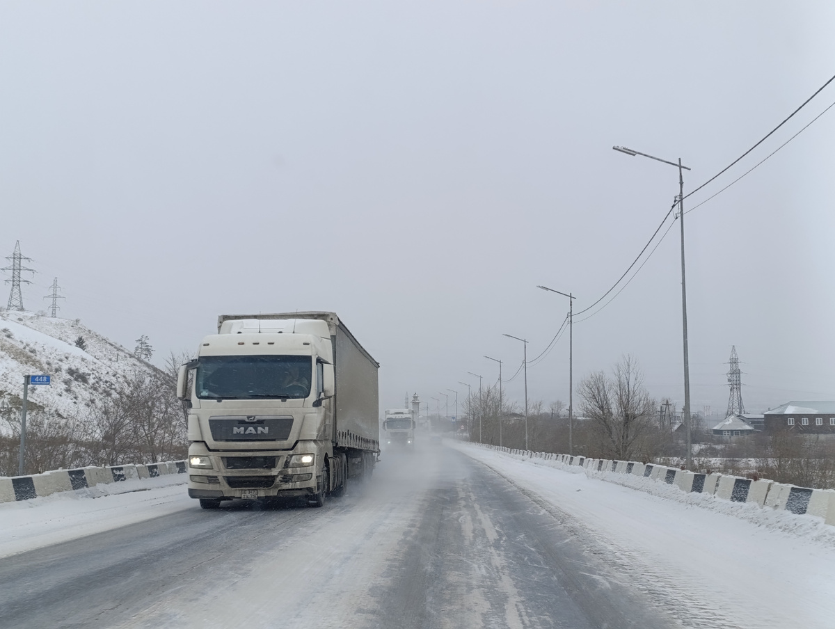 Фуры на трассе. Нескончаемый поток фур