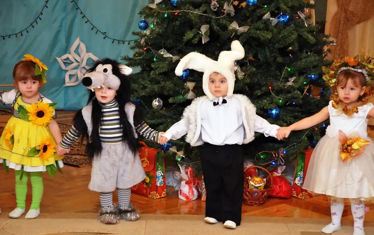 Готовые сценарии новогодних утренников 2026 для младшей, средней и старшей групп детского сада с символом года Лошадью. Тексты стихов, песен, игр и план подготовки за 4 недели.