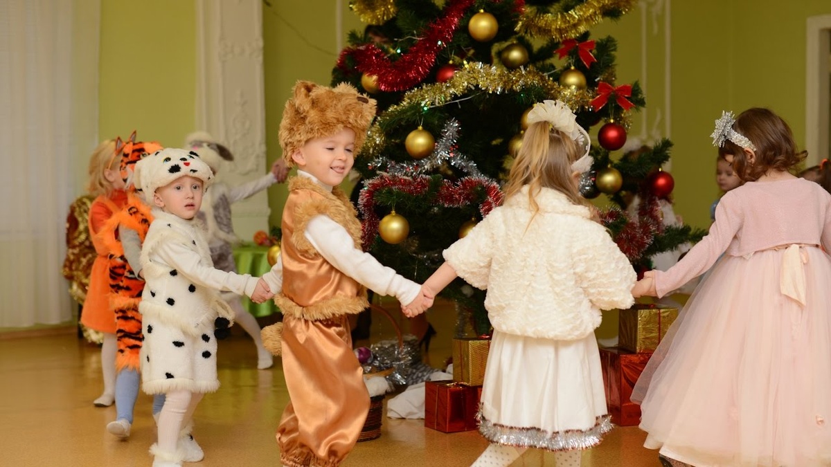 Дети наряжены в разнообразные костюмы — от классических зайчиков, снежинок, медведей и лисичек до героев современных мультфильмов и сказок. Каждый ребенок сияет в своем уникальном образе.