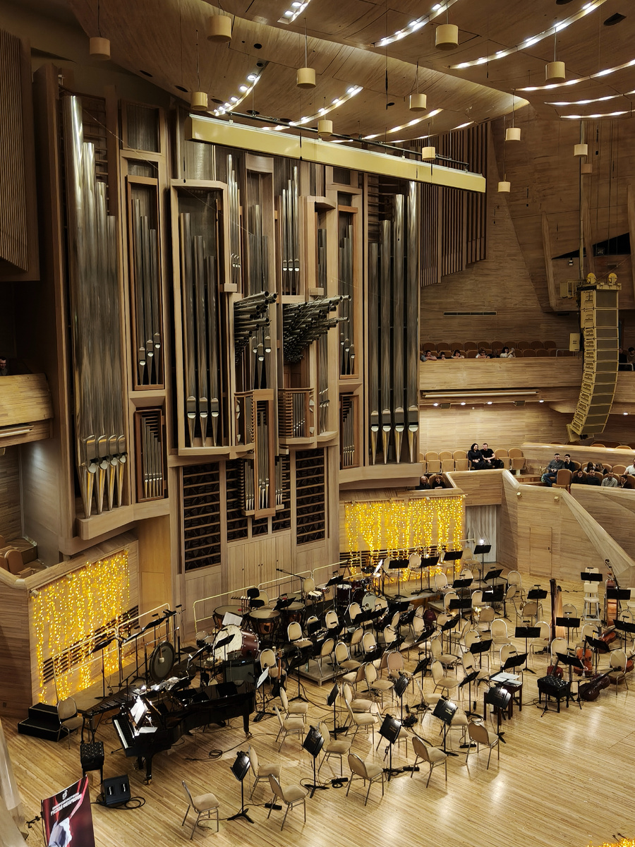 Сцена Светлановского зала. 31 октября 2025 года.