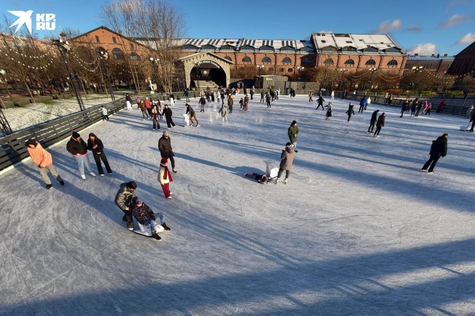    В первый день покататься пришли десятки горожан. Алексей БУЛАТОВ