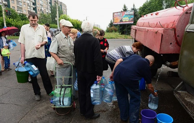 Фото: очередь за водой в Донецке/RT
