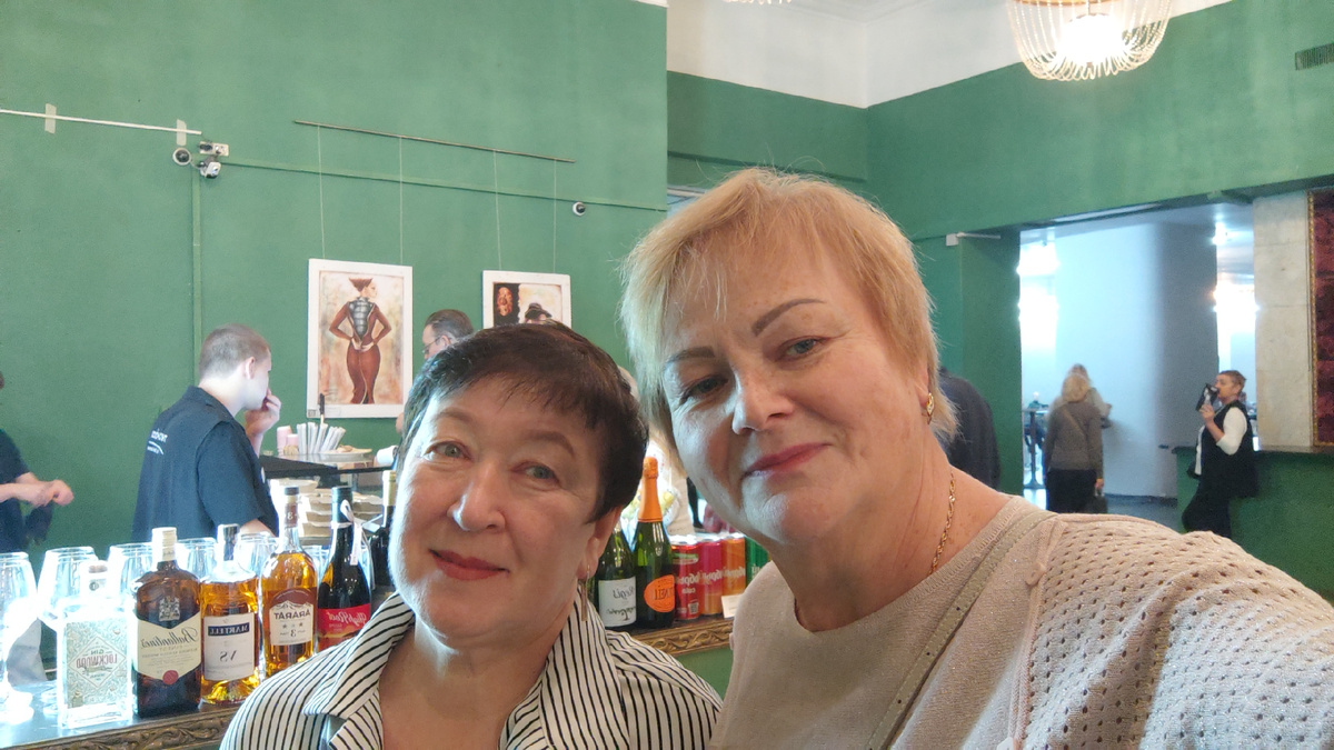 Майя и я в фойе.