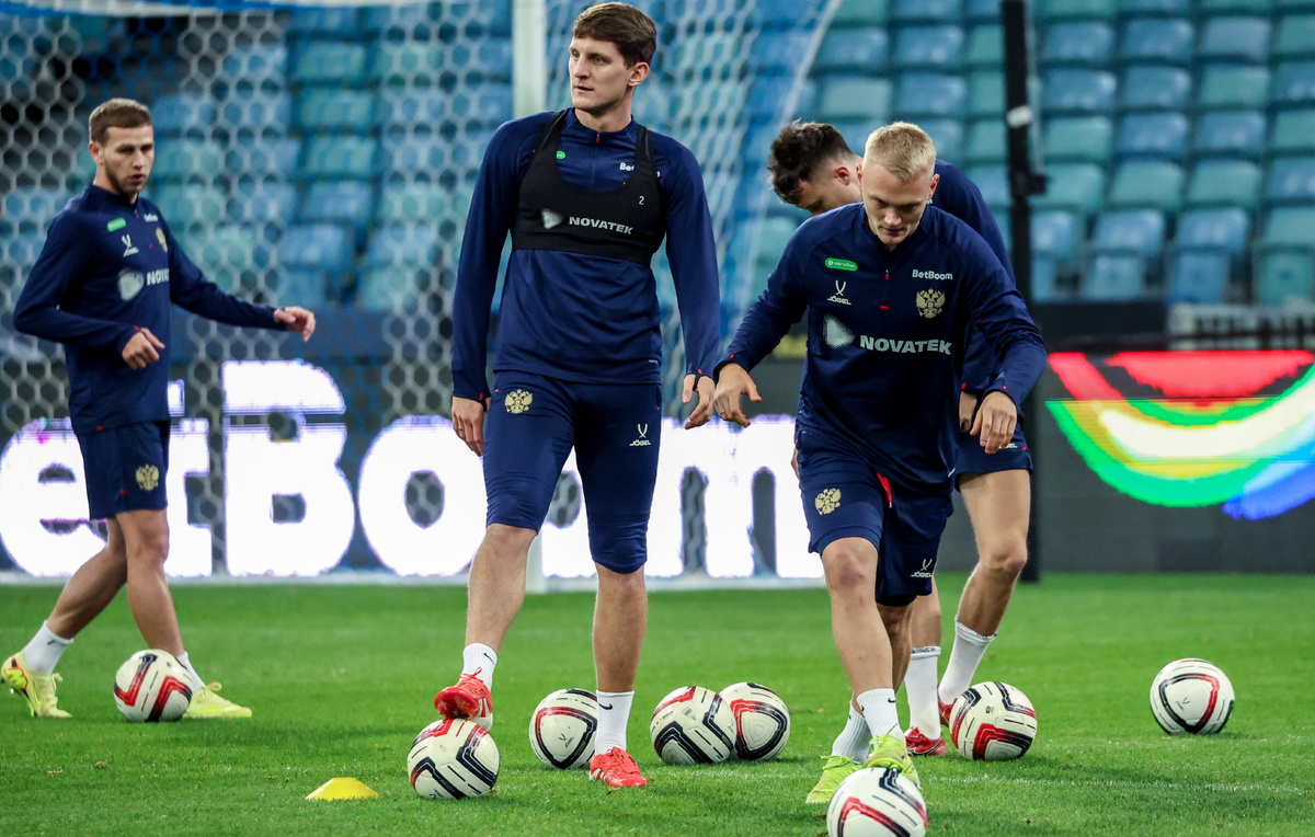    Защитник Игорь Дивеев и нападающий Константин Тюкавин  Дмитрий Феоктистов/ТАСС