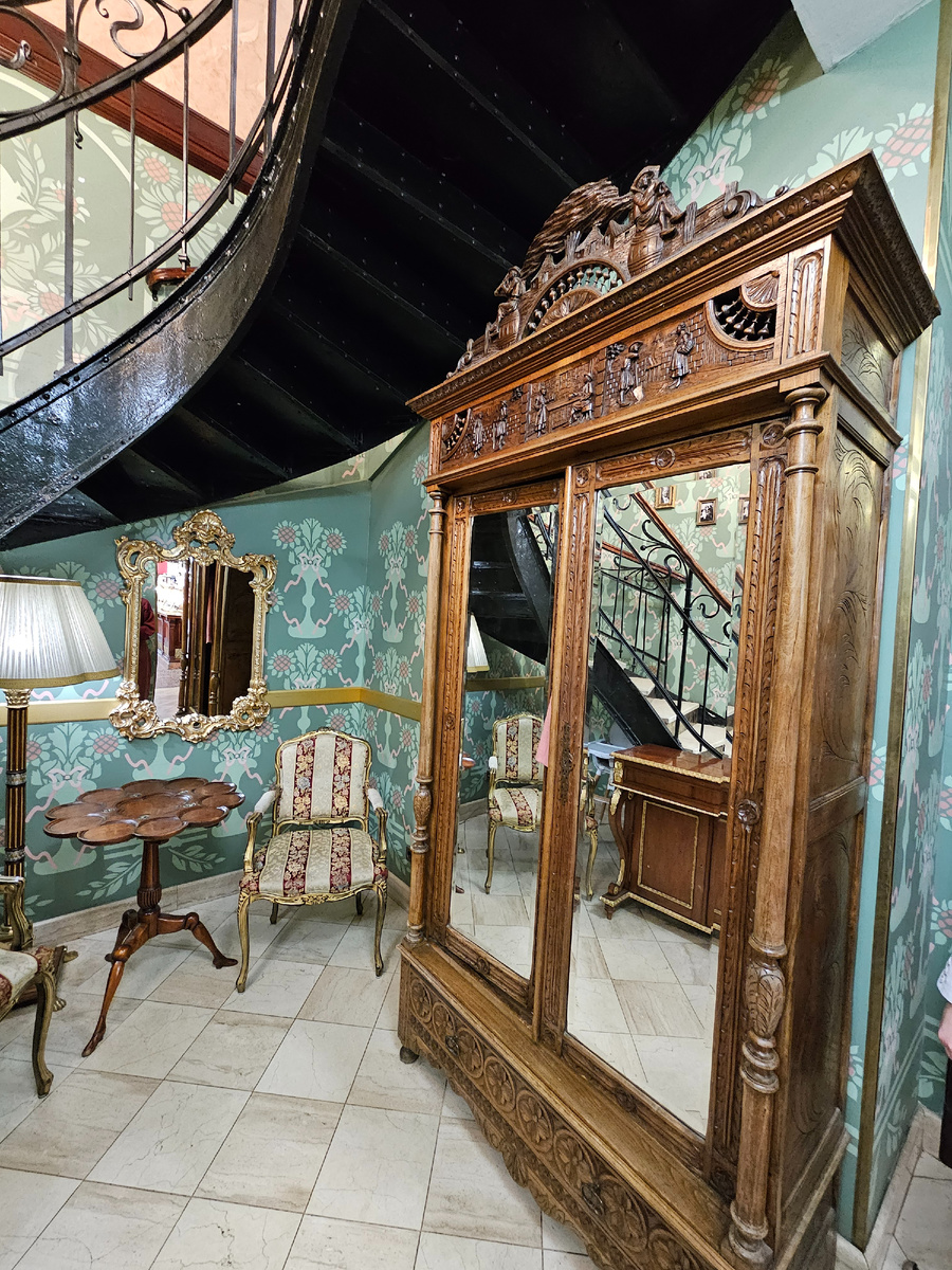 Резной старинный шкаф для одежды экскурсантов