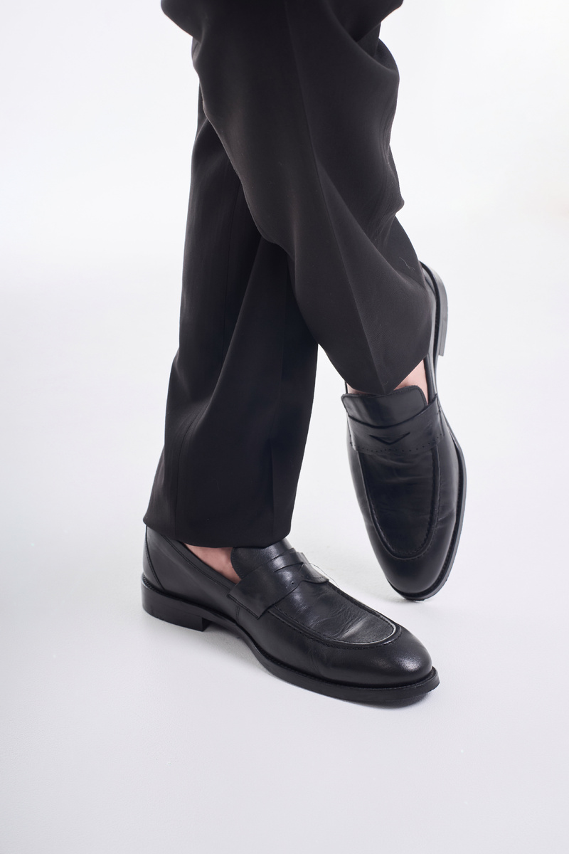 Мужские лоферы обладают низкой или средней высотой каблука, поэтому оптимально будут смотреться брюки длиной чуть ниже щиколотки