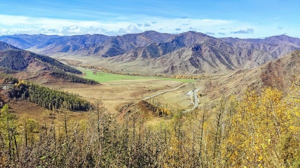 Это неплохо, когда всё вокруг такое какое есть и ты смотришь на всё это и радуешься, оставив всё остальное на потом ...   

Осень ... вид с перевала Чике-Таман, Чуйский тракт, Алтай ...   

  