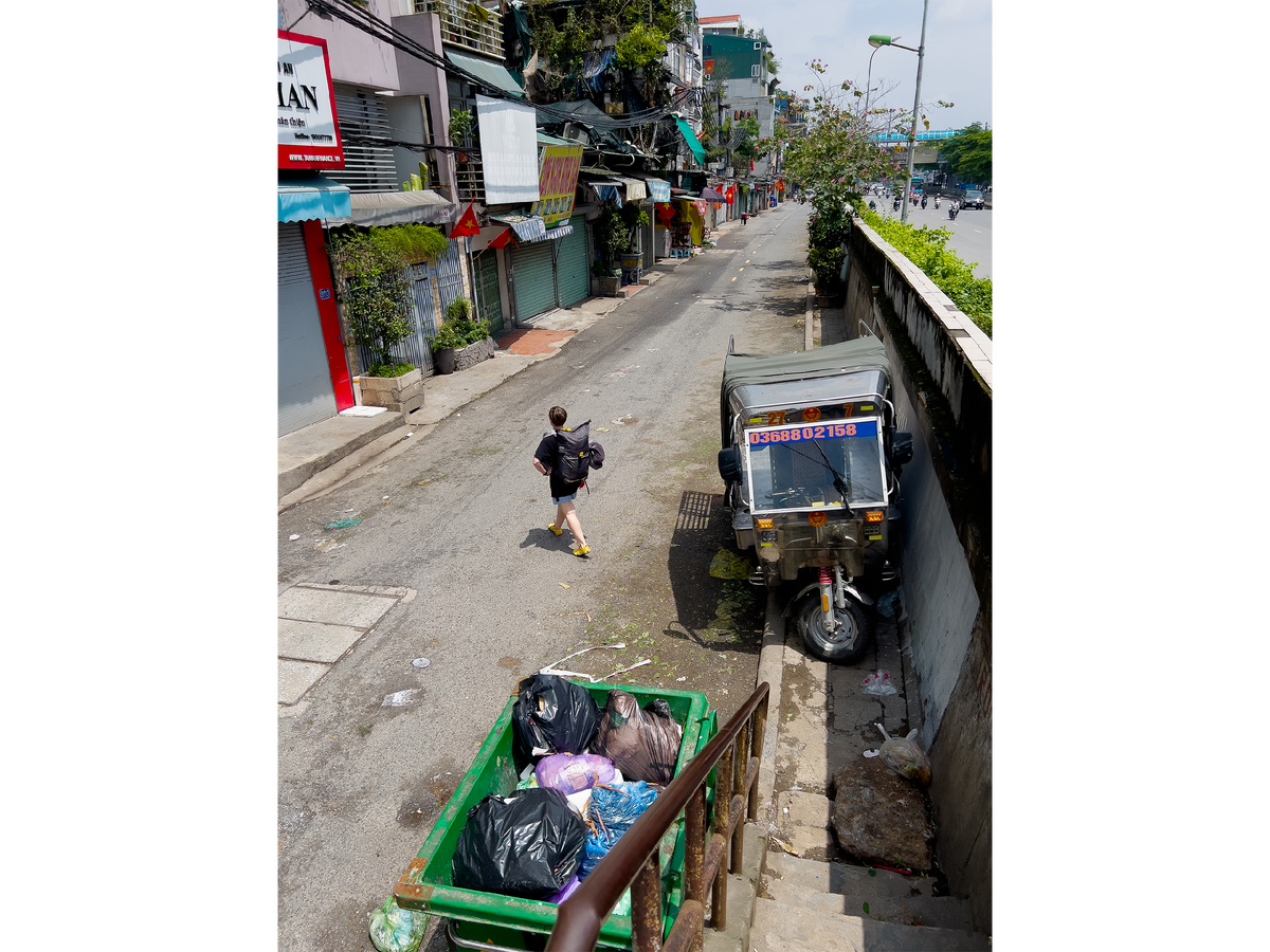 Идём по одной из улиц в Ханое