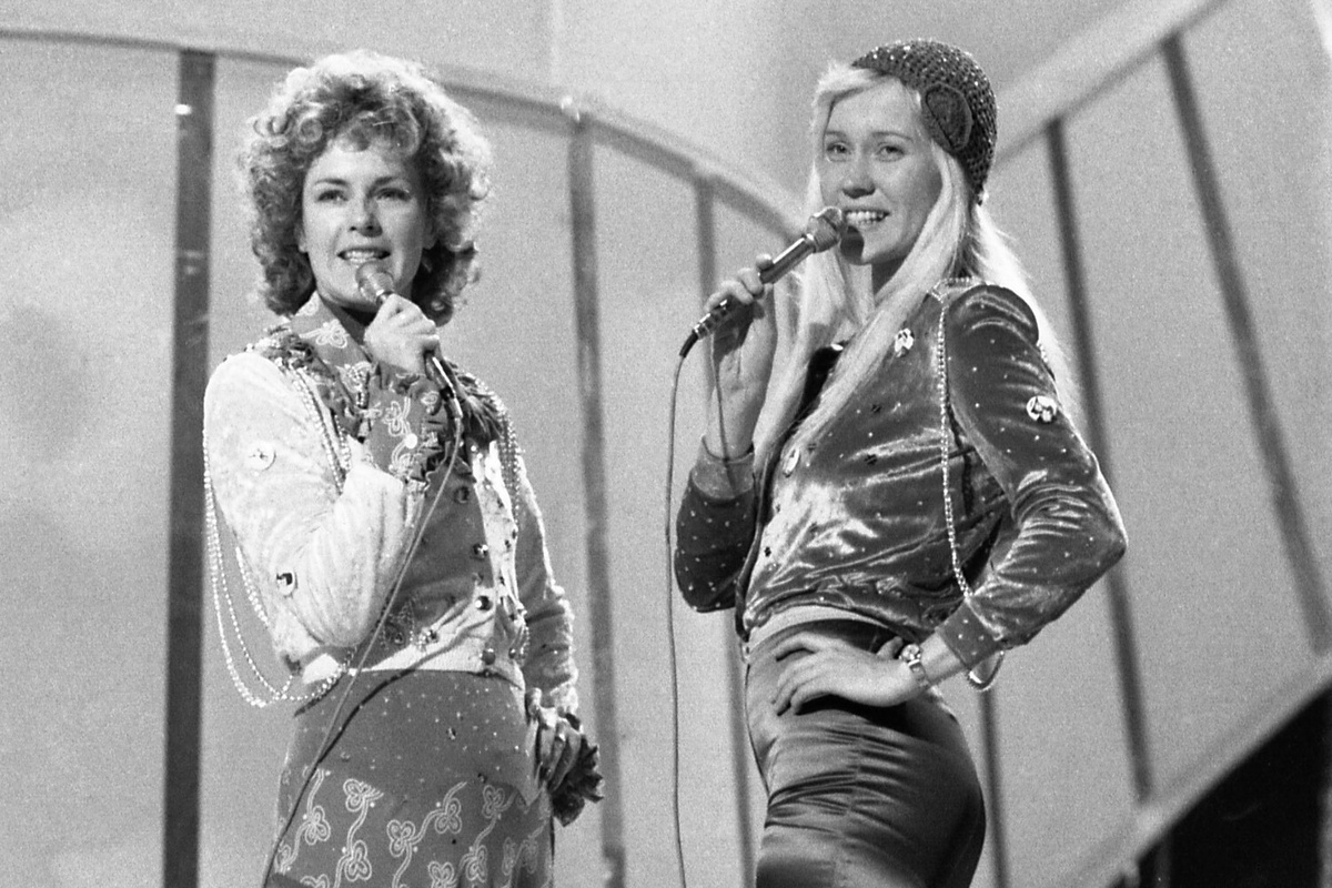 Анни-Фрид Лингстад и Агнета Фельтског во время выступления на конкурсе "Евровидение", 1974 год ©Robert Dear/AP  📷