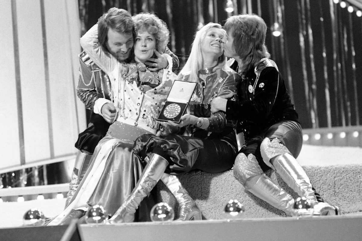Группа ABBA (Бенни Андерссон, Анни-Фрид Лингстад, Агнета Фельтског и Бьорн Ульвеус) после победы на конкурсе «Евровидение-1974» с песней "Waterloo" ©Robert Dear/AP  📷