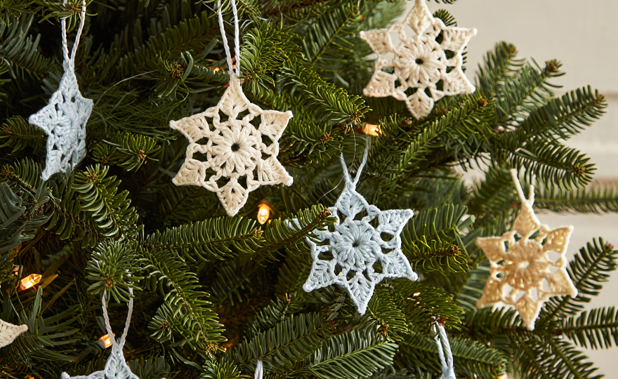 Обзор 7 идей применения новогодних снежинок: от декора ёлки до украшения подарков