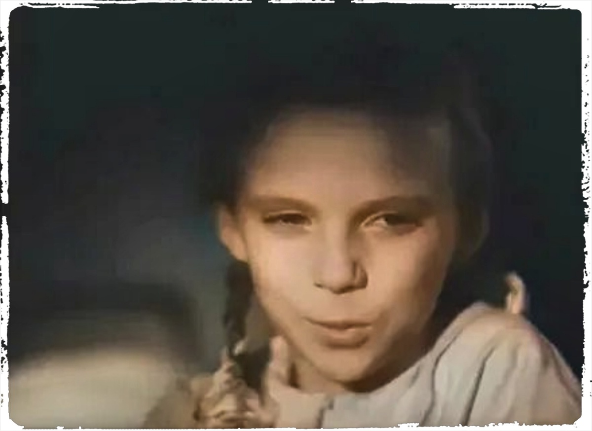 Ей здесь 9 лет. Первая роль. Она уже тогда играла не по-детски - играла блокаду, которую видела в жизни.