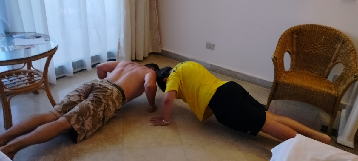 Совместная тренировка в номере отеля. Отпуск - не помеха. 