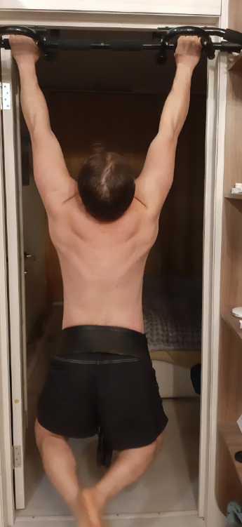 В нижнем углу можно рассмотреть гирю- частый атрибут многих тренировок, а на поясе - дополнительное отягощение.