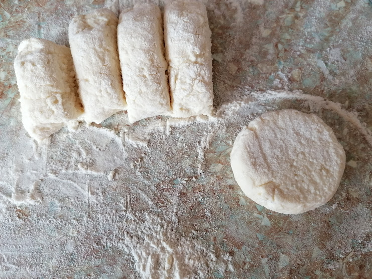 Формую сырники при помощи стакана. Фото автора