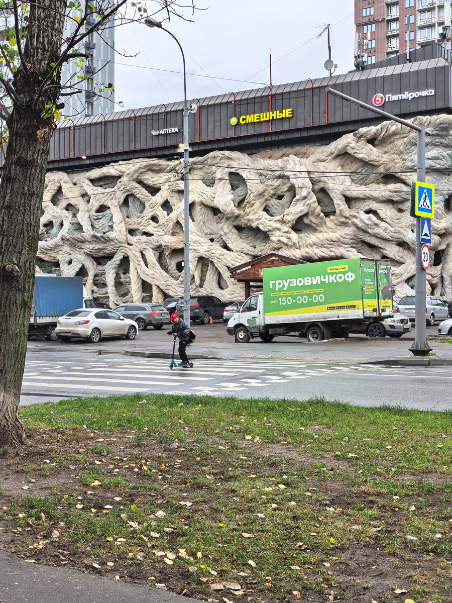 То самое необычное здание с корнями. Фото автора из личного архива.