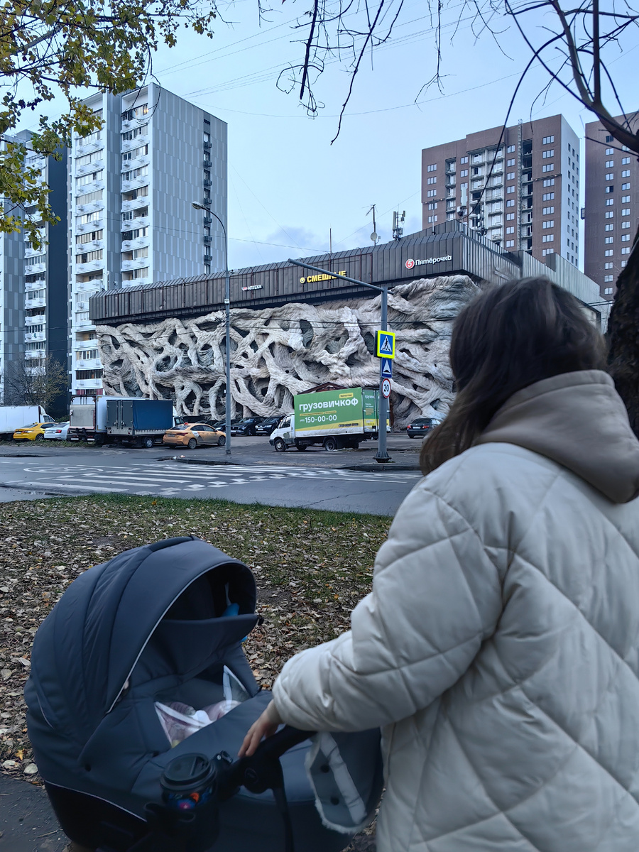 Так выглядит здание через дорогу, ближе к вечеру