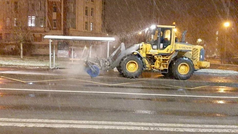    Работа техники в Петербурге ночью 15 ноября.