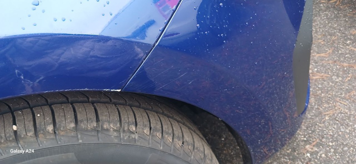 Рис. 2. Царапина на переднем крыле и бампере.