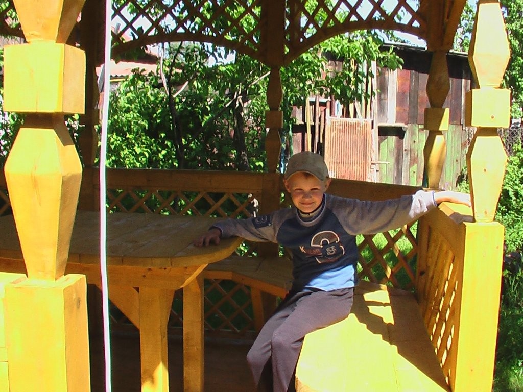 На этом фото в беседке сидит младший сын