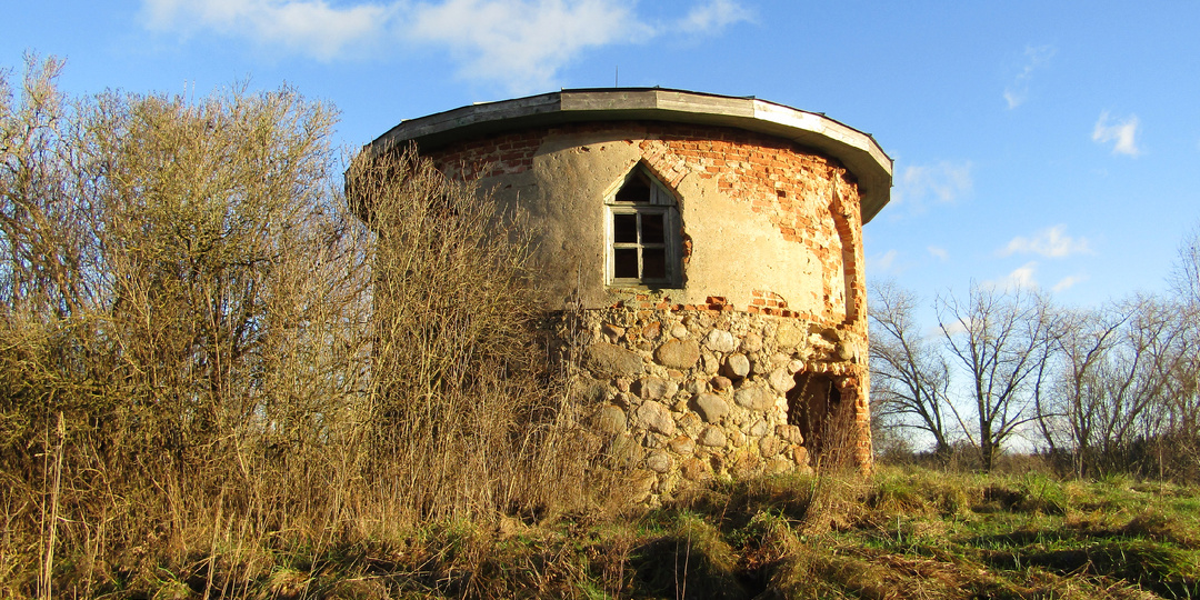 Новая Рудица. Часовня-усыпальница Дыбовских и могила священника Квятковского