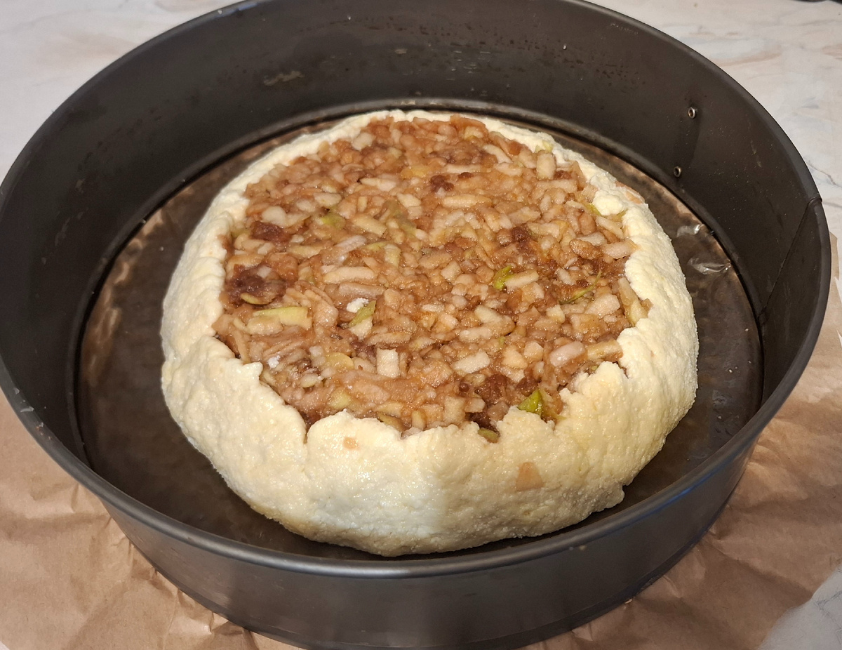 Будущая галета с яблоками