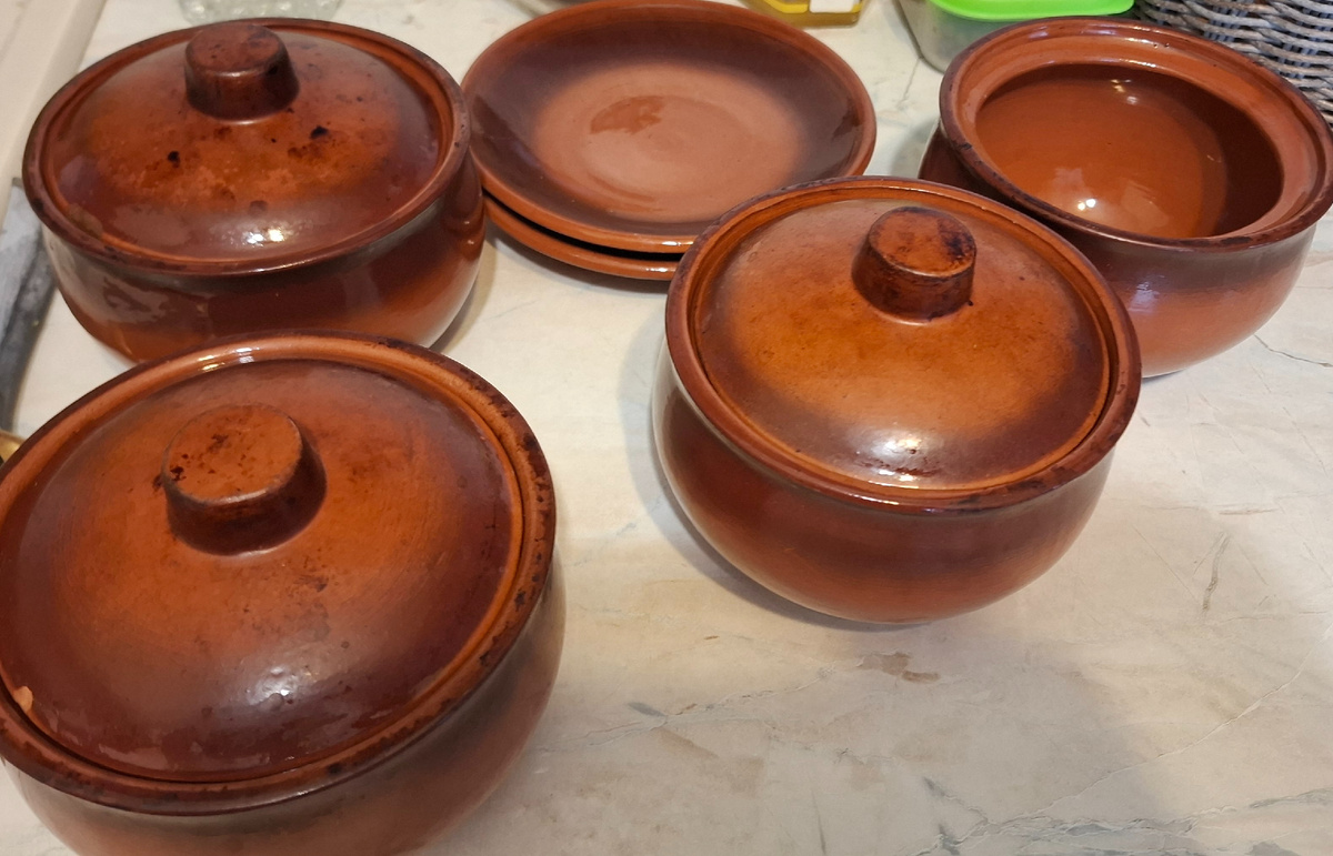 Горшочки достала. Им уже много лет. Покупались на всю семью когда-то. 