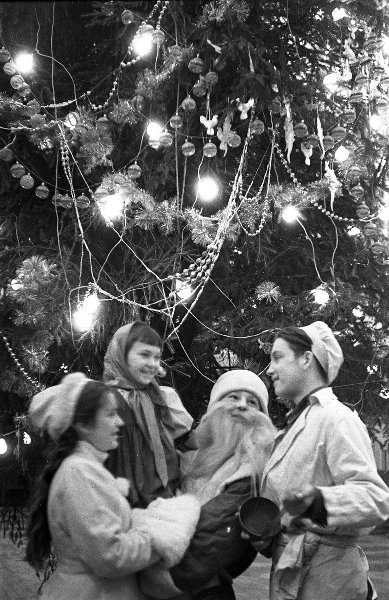 Сергей Васин
У Новогодней елки
Дата съемки: 1940-е