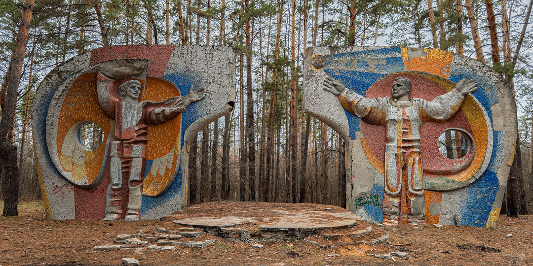 Проведал брошенных "космонавтов-великанов" и наконец-то узнал, их автор