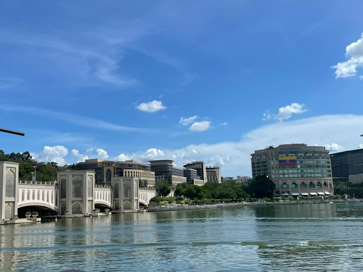 Мост рядом с мечетью Путра