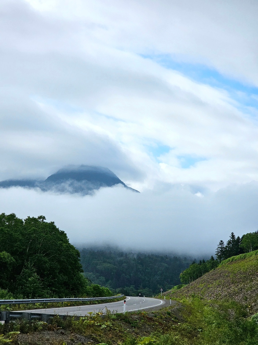 На эту вершину вулкана Менделеева нам предстояло подняться.
