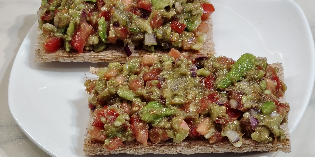 Классический гуакамоле с авокадо, помидорами, чесноком и кориандром.