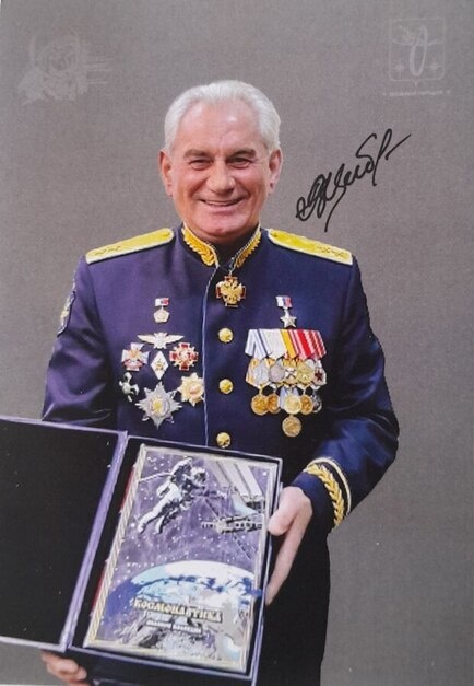 Фото космонавта с автографом