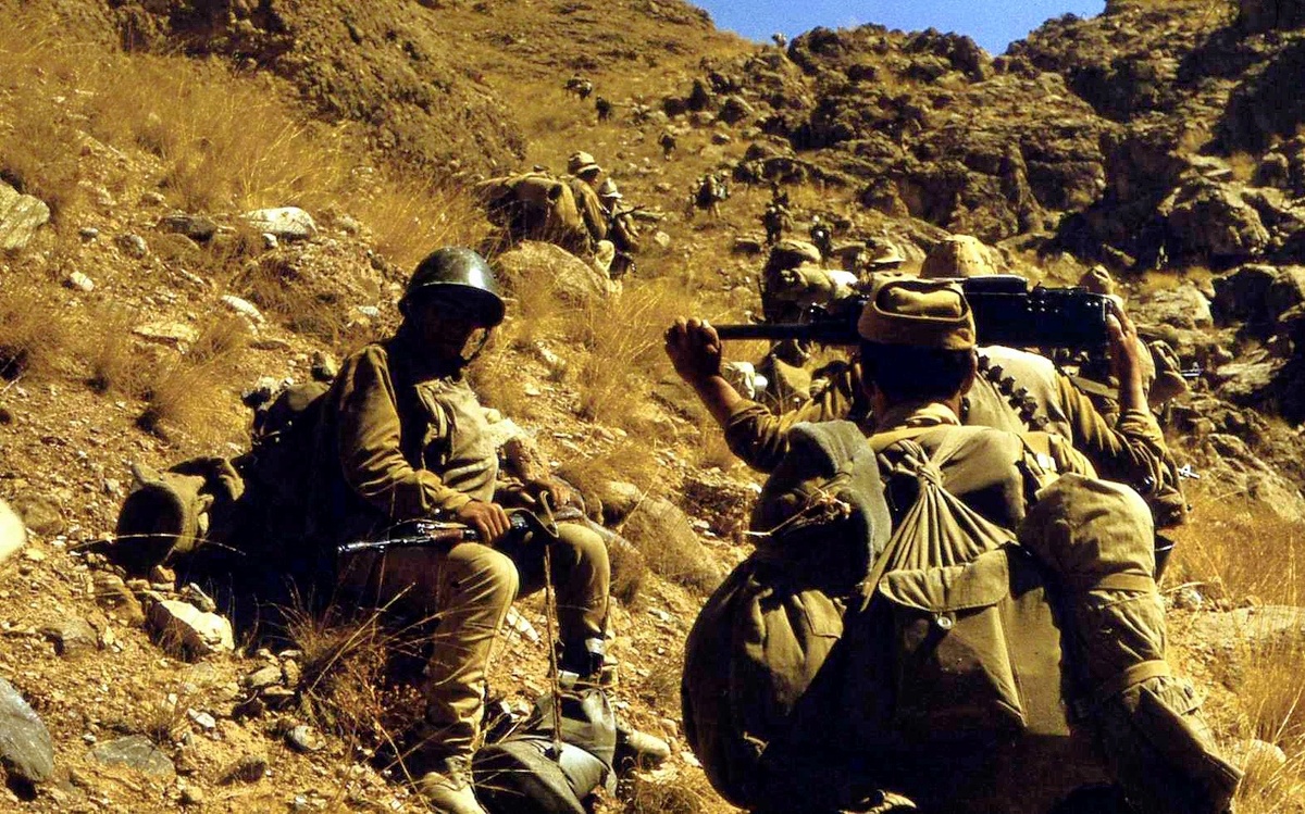 Десантники во время боевого выхода. Афганистан