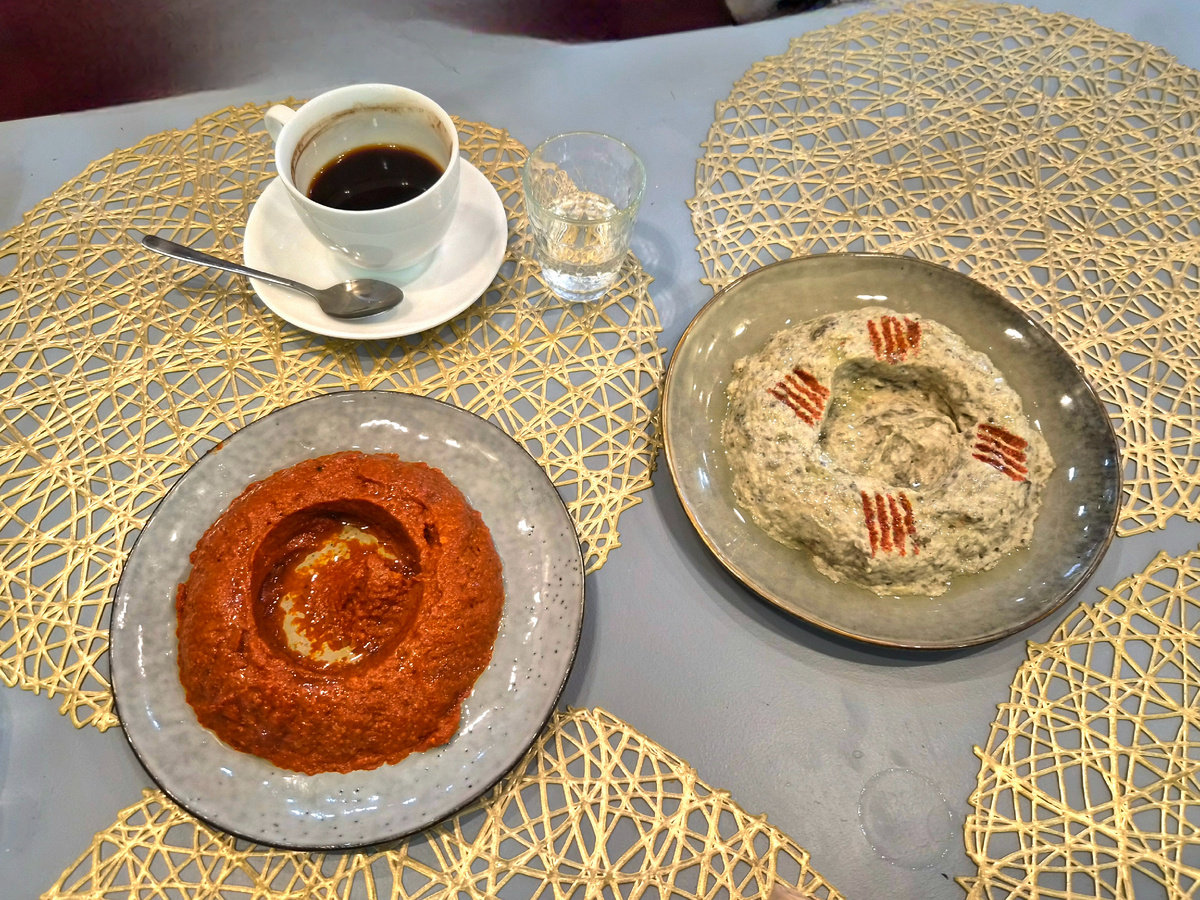 Порции закусок очень щедрые, такое заказывается "в стол", а не порционно. На фото как раз мухаммара и мутабаль. 