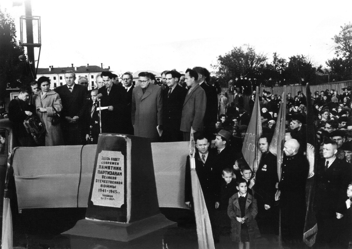 Митинг в день закладки памятника на площади Партизан. Сентябрь 1957 г.