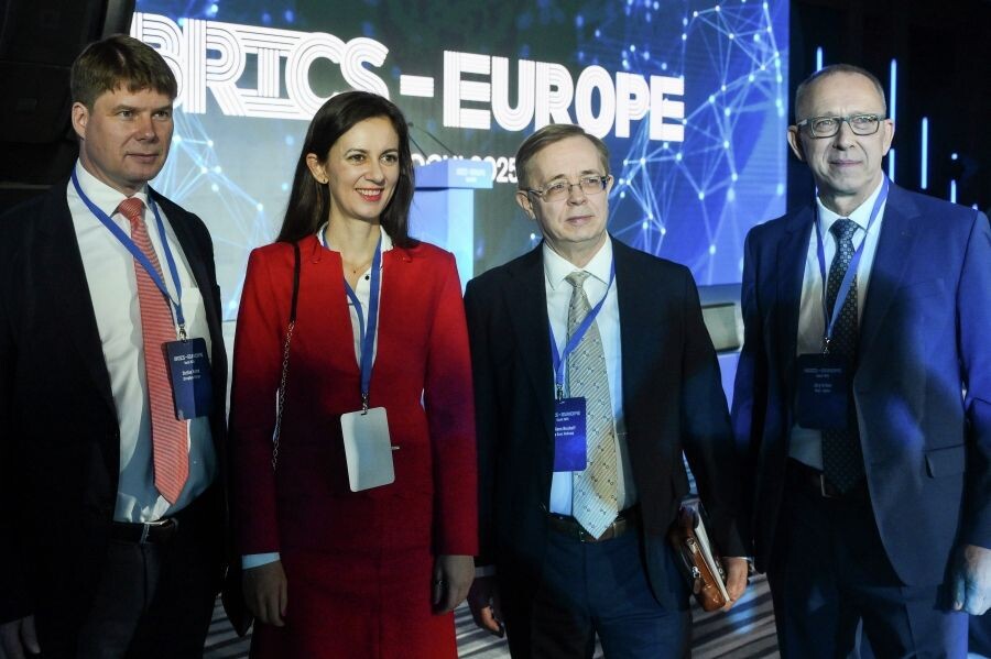    Депутат бундестага Германии Штеффен Котре (слева), депутат Европейского парламента (Германия) Ганс Нойхофф (второй справа), руководитель фракции «Альтернатива для Германии» в ландтаге Саксонии Йорг Урбан (справа) / Источник: © Григорий Сысоев/РИА Новости