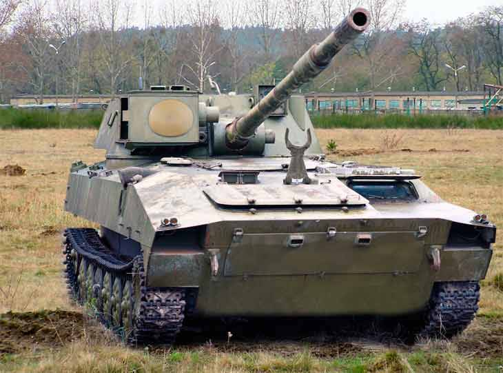 2С15 «Норов» на открытой площадке в ЦНИИ «Буревестник». Фото уже довольно старое, в настоящее время эта машина отреставрирована и перемещена в Парк Победы в Нижнем Новгороде. К сожалению, в процессе реставрации был утрачен кожух антенного устройства на лбу башни