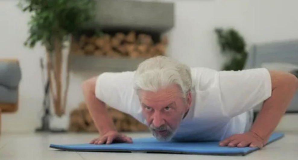 Планка не создает динамики, не заставляет мышцы работать в разных плоскостях, а значит, часть зон просто остается не включенной.
