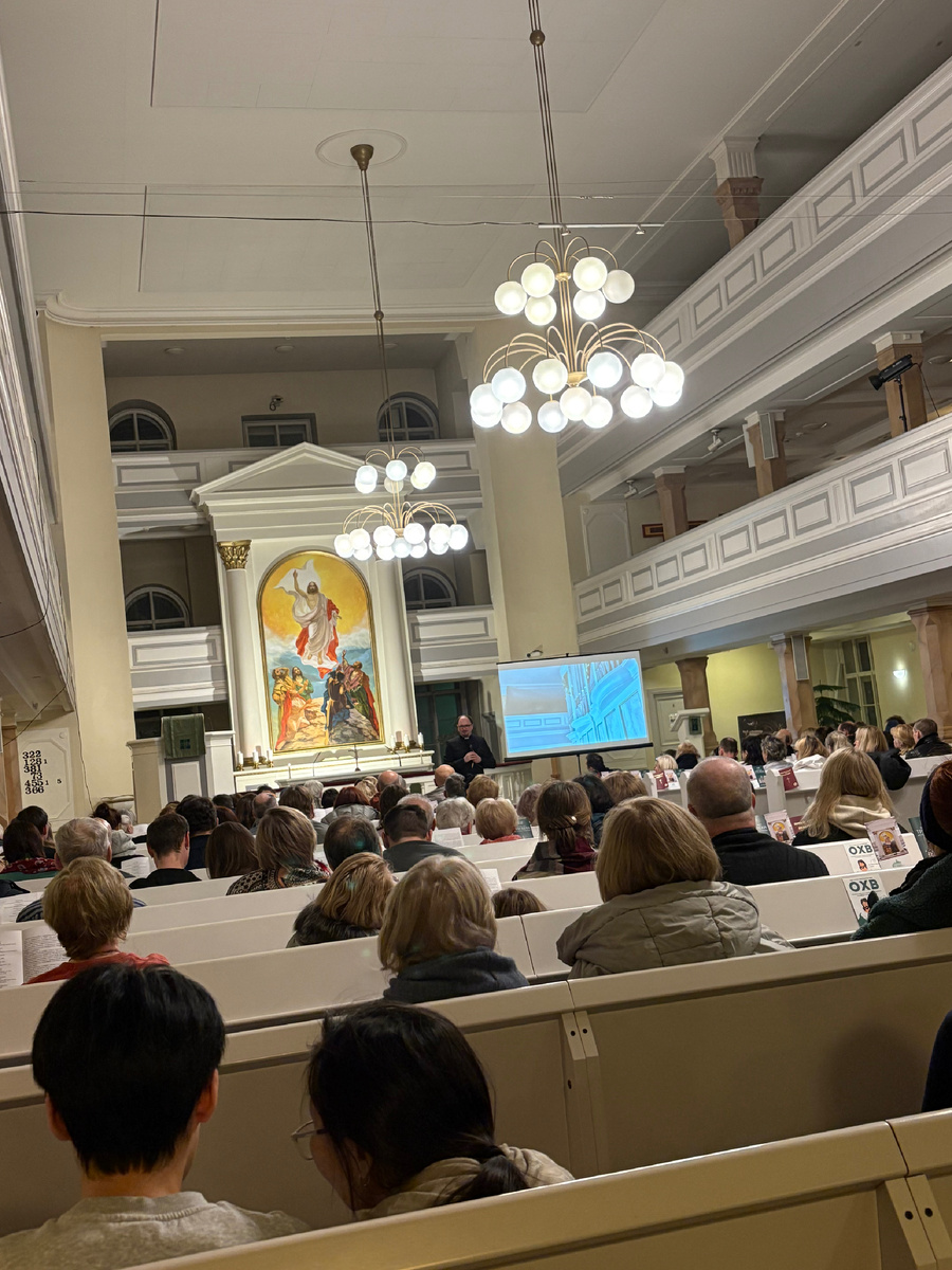 Перед началом концерта лекция священника лютеранской церкви 