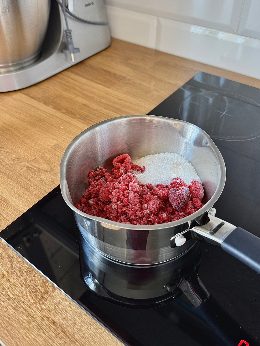 Малина с сахаром в сотейнике 