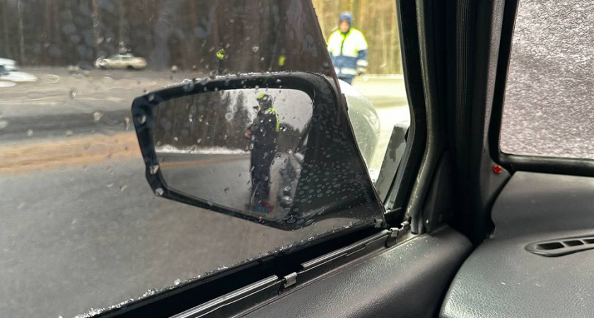    Сижу в машине на парковке, двигатель заглушен. Подходит инспектор ДПС и просит предъявить документы. Законно ли это и что делать?