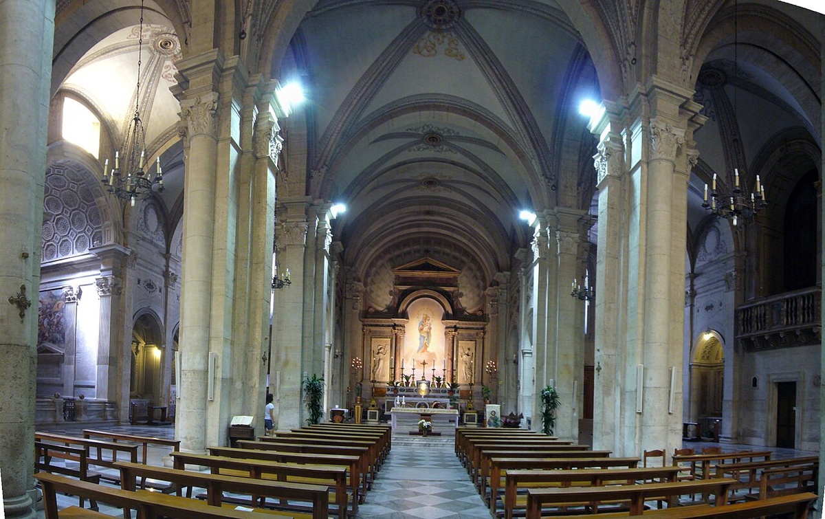 Интерьер церкви Сан-Джакомо-дельи-Спаньоли