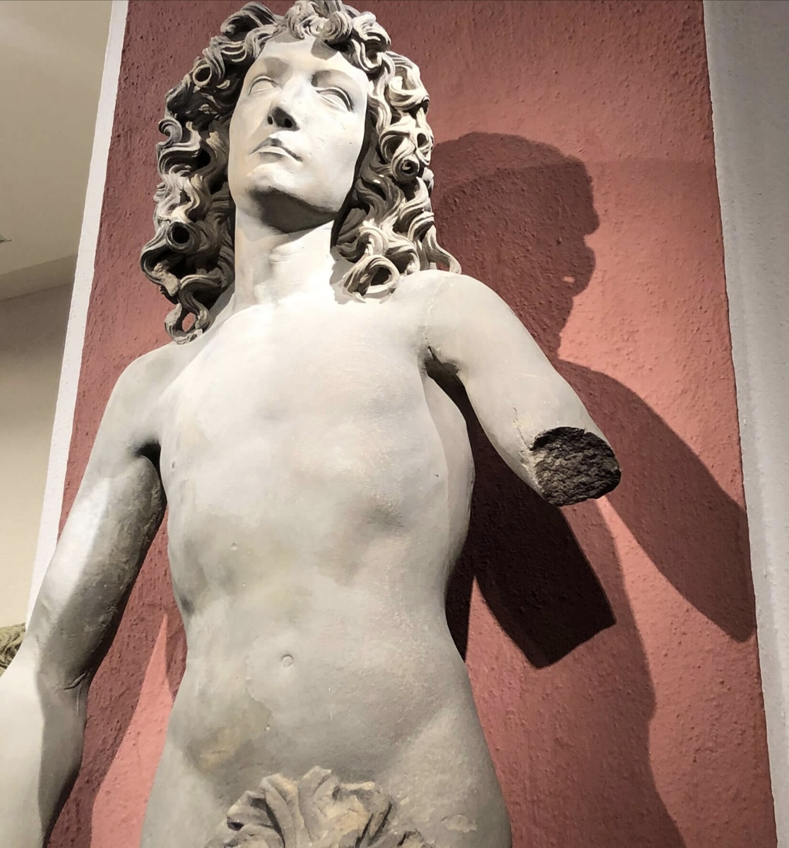 Тильман Рименшнайдер. «Адам». 1491 – 1494 Песчаник. Изначально скульптура выполнена для южного портала церкви  Святой Марии в Вюрцбурге.  Франконский музей, Вюрцбург, Германия. На портале -копии (Адам и Ева), причем, обе статуи скопированы без повреждений, по изначальному эскизу. У Рименшнайдера не было опыта создания обнаженных фигур (и возможности наблюдать античные эталоны), он сконцентрировался на головах, выполнив их в своем узнаваемом стиле -сдержанном, спокойном. На лицах первых грешников в его исполнении ещё остались райская чистота и целомудрие. Эти статуи называют «самыми благородными произведениями в немецкой скульптуре конца XV века».