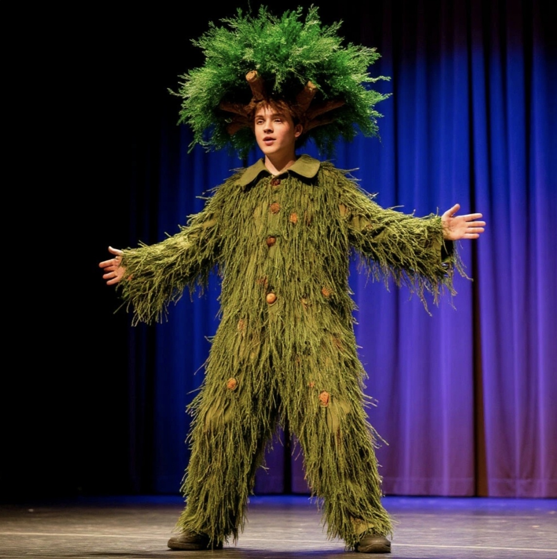 Он тоже играл роль дерева...