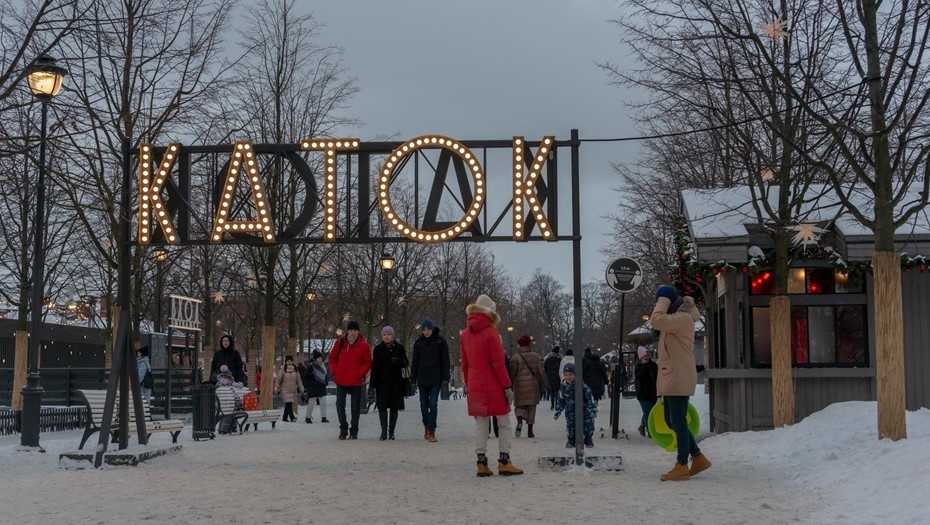   Жители и гости Петербурга проводят время в Новой Голландии. Автор фото: Тихонов Михаил