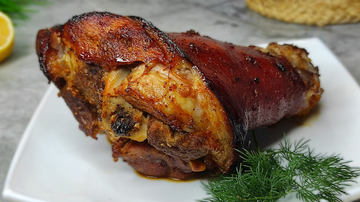 Свиная рулька запечённая в рукаве. Фото автора.