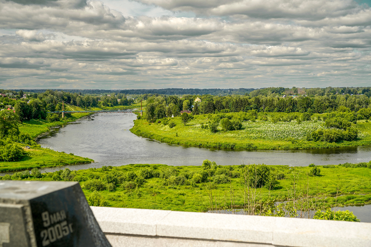 Вид на стрелку Волги и Вазузы с Московской горы. Вдали виднеется Успенская церковь и пешеходный мост через Волгу