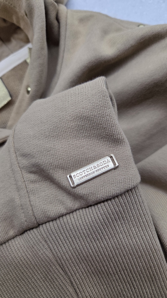 Металлическое название бренда