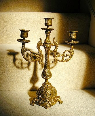 Канделябры были не только подставкой для свечей, но и обязательным элементом декора. 
